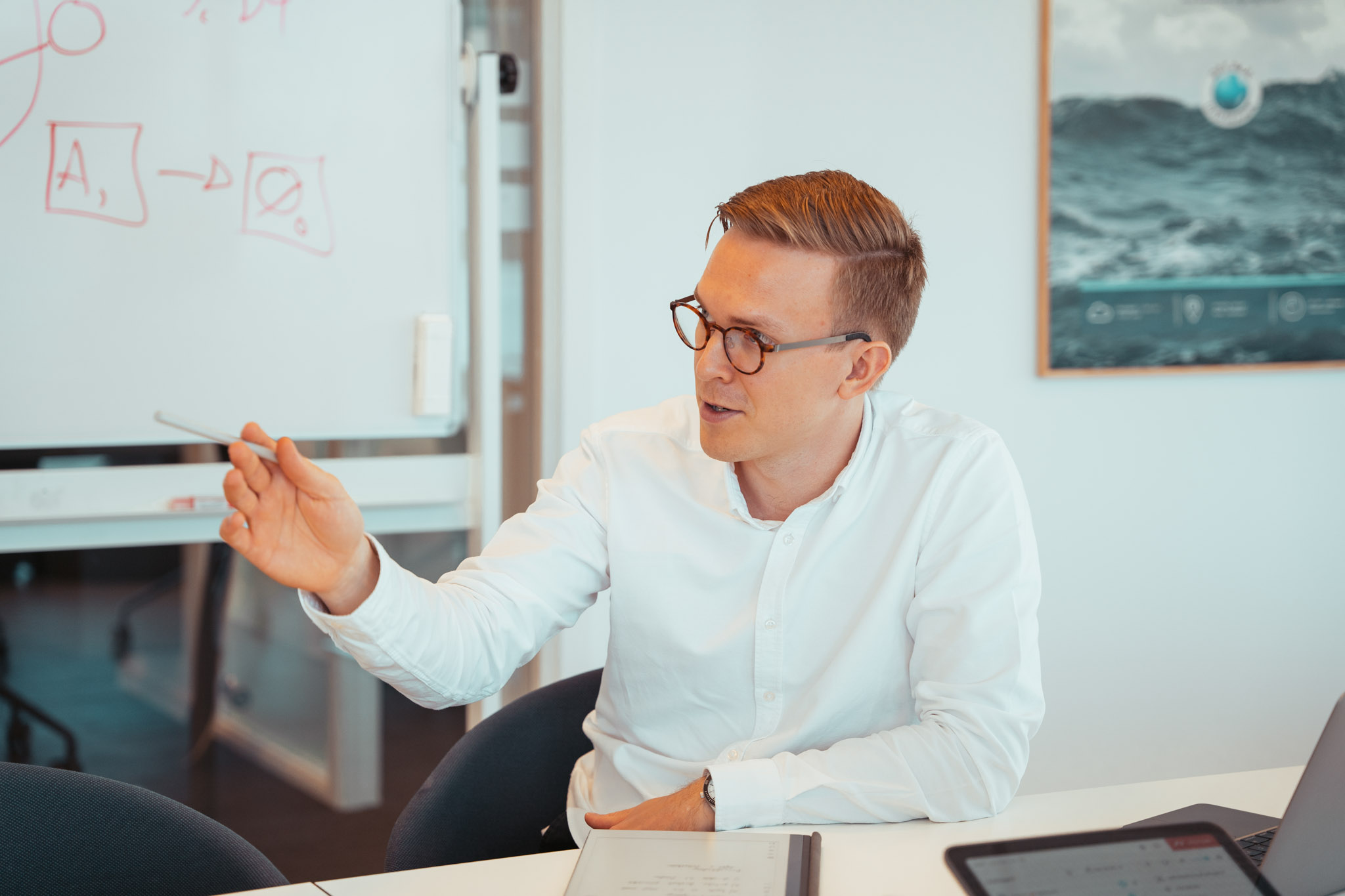 Lærer forklarer ved whiteboard i klasselokale