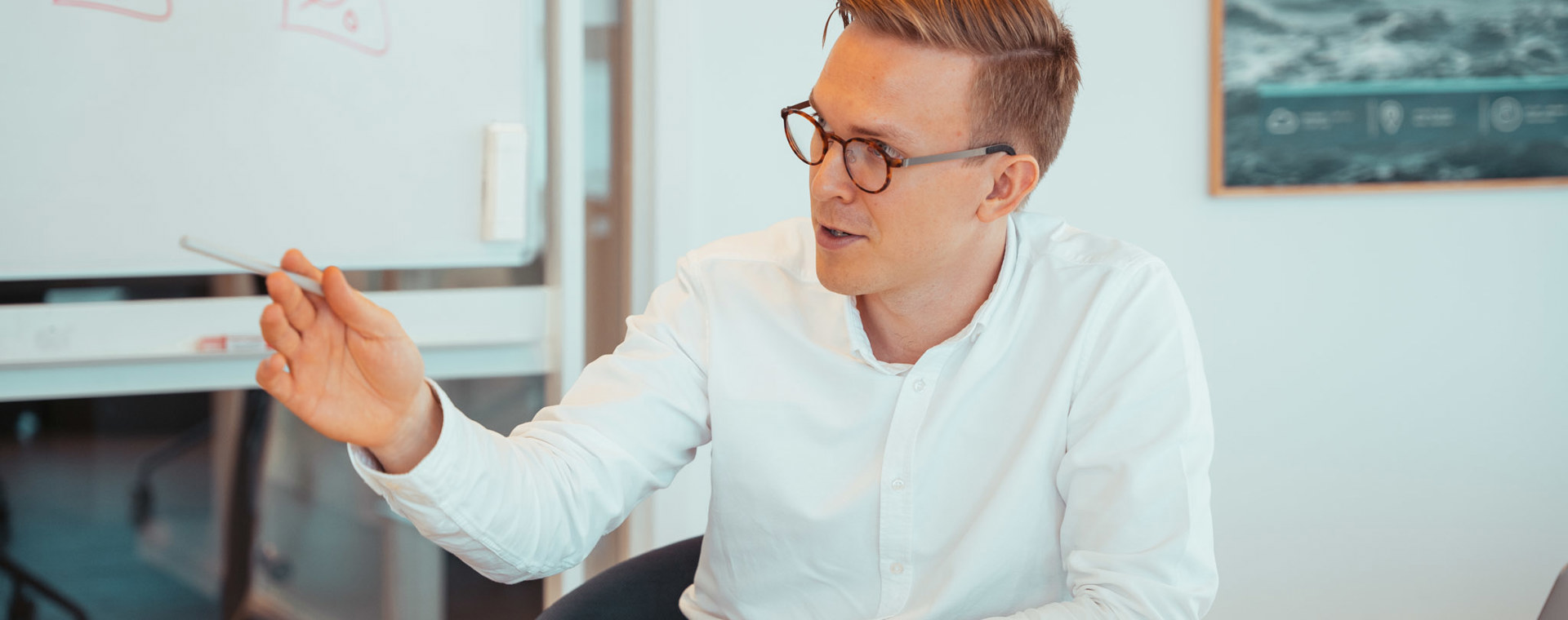Lærer forklarer ved whiteboard i klasselokale
