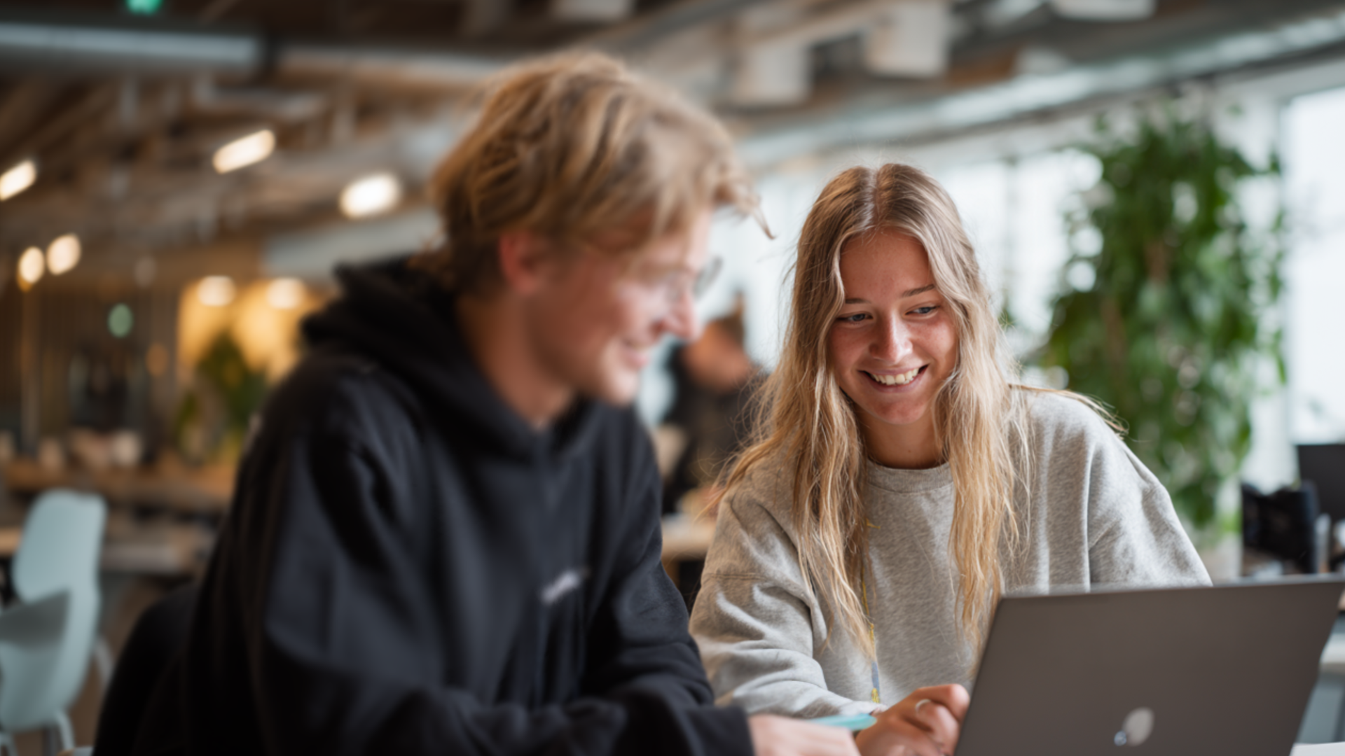 Der bliver smilet og grint af både pigen og drengen på billedet. 