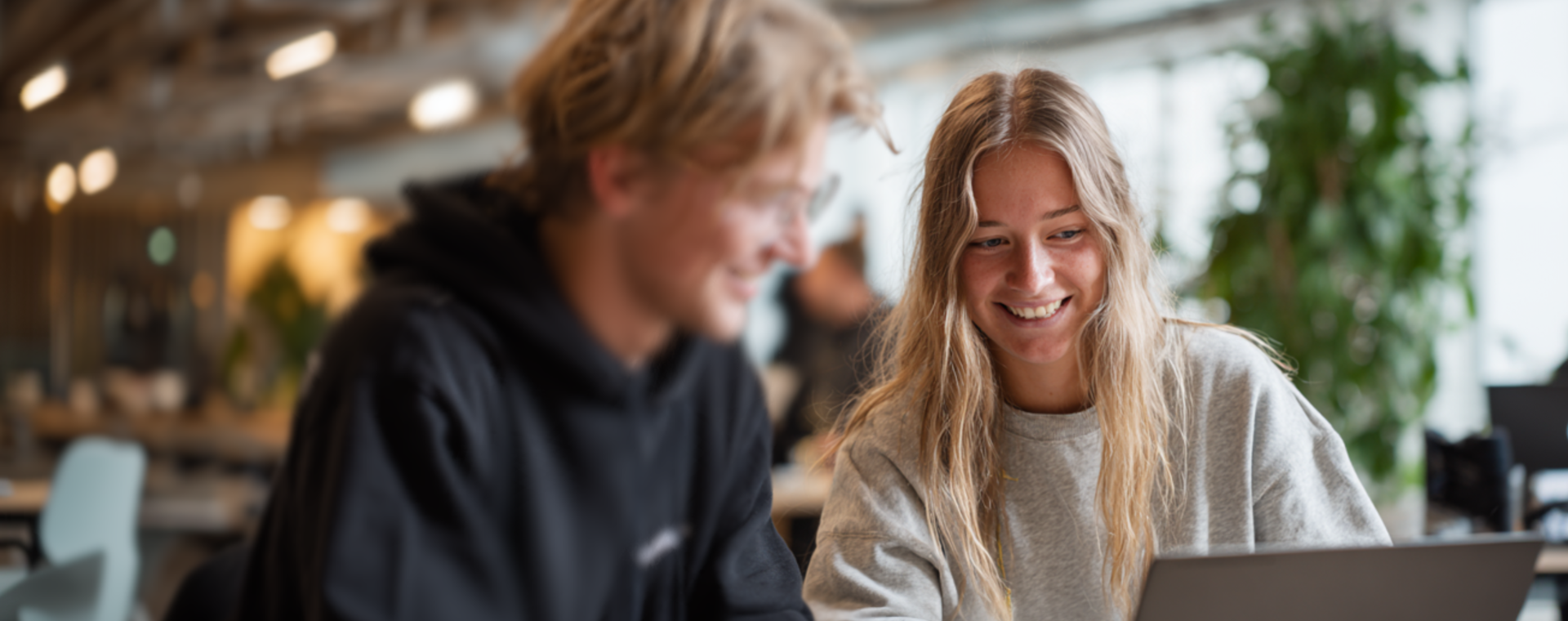 Der bliver smilet og grint af både pigen og drengen på billedet. 